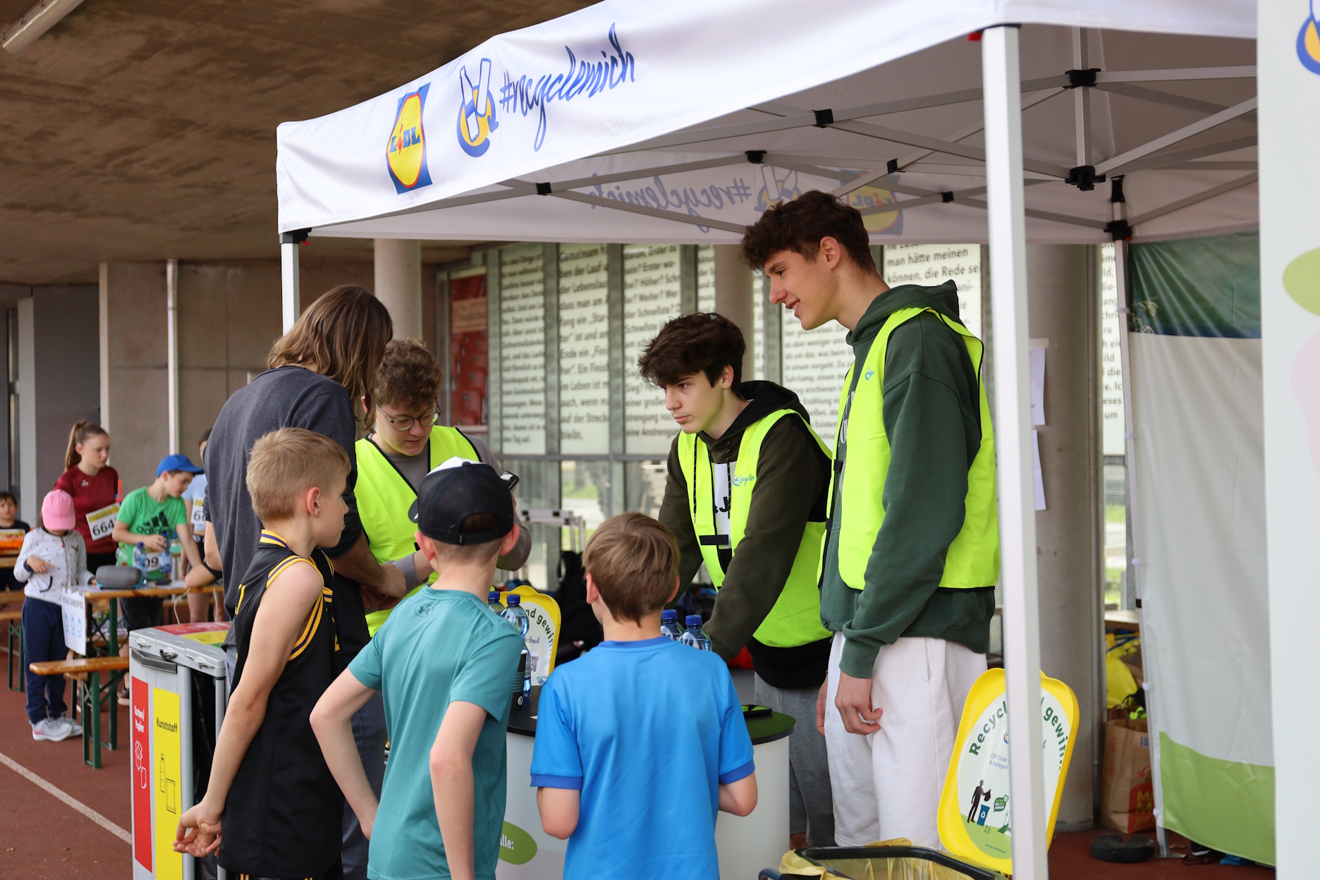 Früh übt sich, wer eine Recycling-Held:in werden möchte: Teilnehmer:innen des Lidl Schullaufs lernen am RecycleMich-Stand, wie man Verpackungen richtig trennt © Raan Gruppe